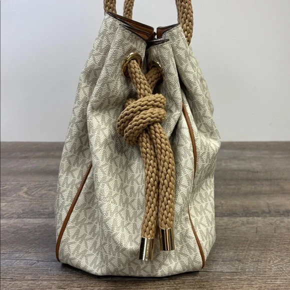 Michael Kors Marina Large Drawstring Tote – Vanilla Signature ⚓️
